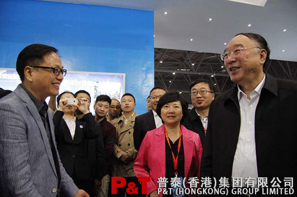 重庆市市长黄奇帆与重庆·中国进口食品城总经理斯双灿亲切交谈