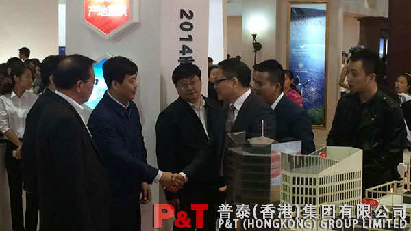副市长陈和平与总经理斯双灿亲切握手